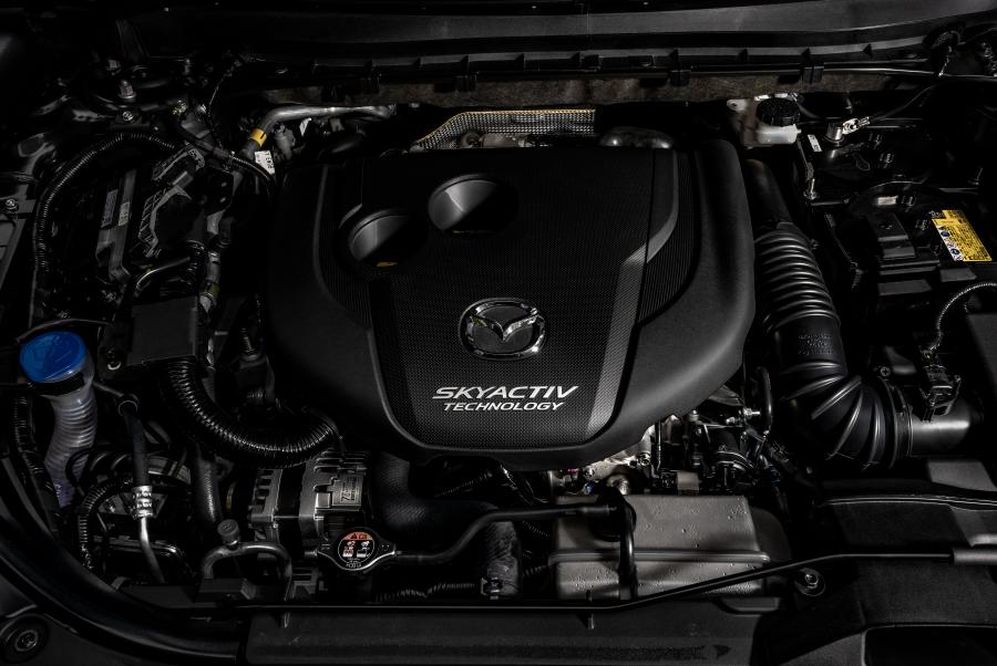 Моторный отсек Mazda CX-5 Signature Skyactiv-D 2018 года  (CA) (фото 12 из 20)
